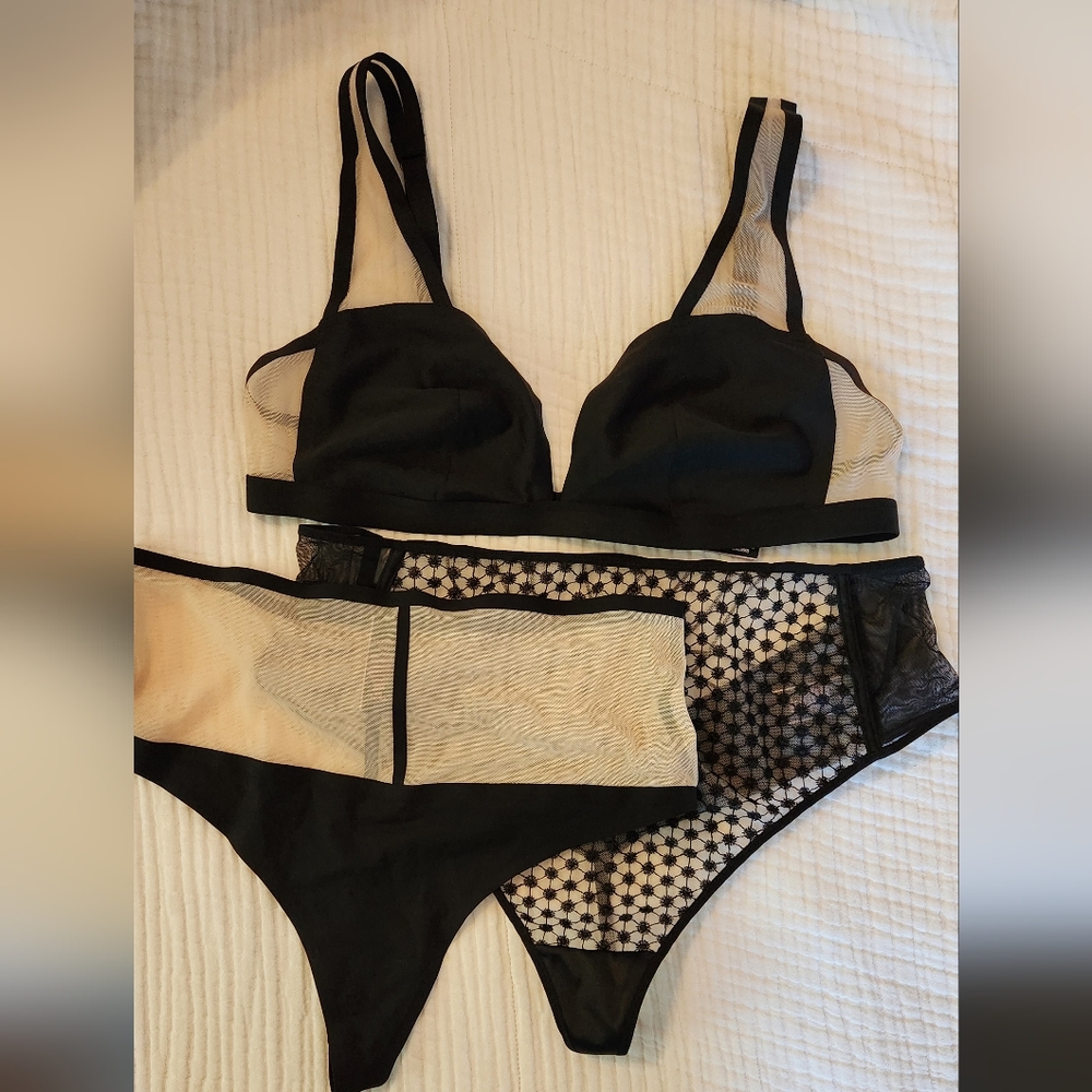 NWOT VS Victoria's Secret LOT 2 Panties  + Bralette🖤